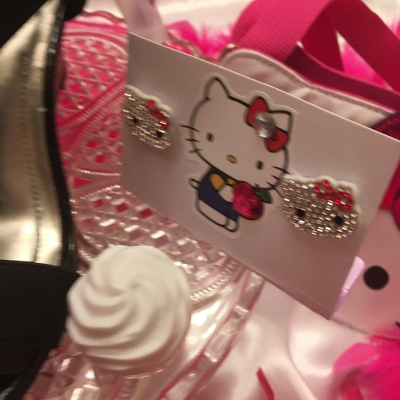 ADORABLE sandals and matching earings with hello kitty and crystal details! - Picture 5 of 11